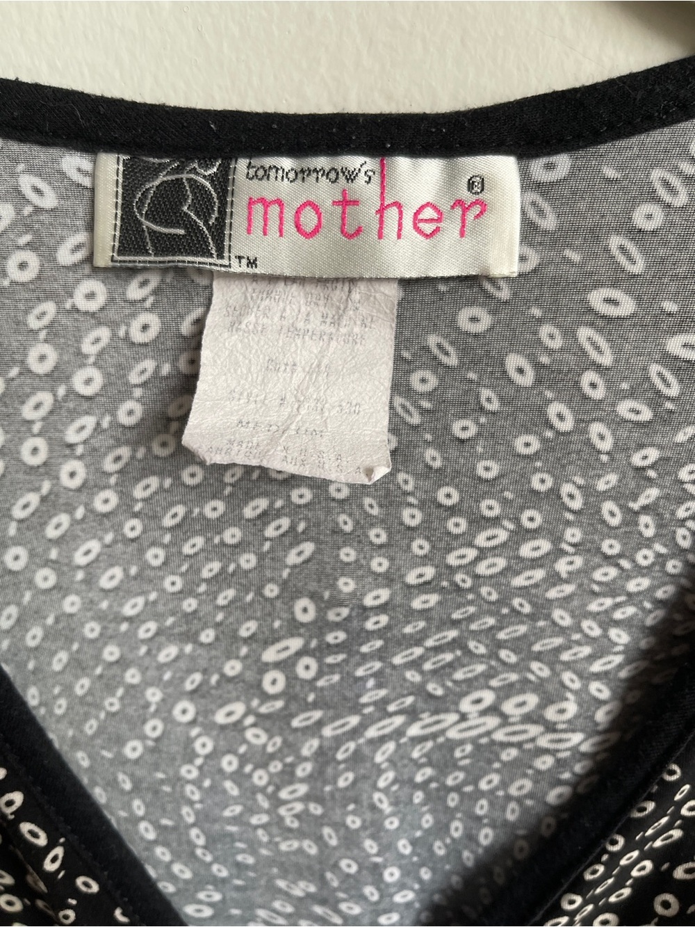 Vintage Y2K V-Neck Top with Black & White Dots + Swirl Pattern - Nursing Top - Picture 2 of 4
